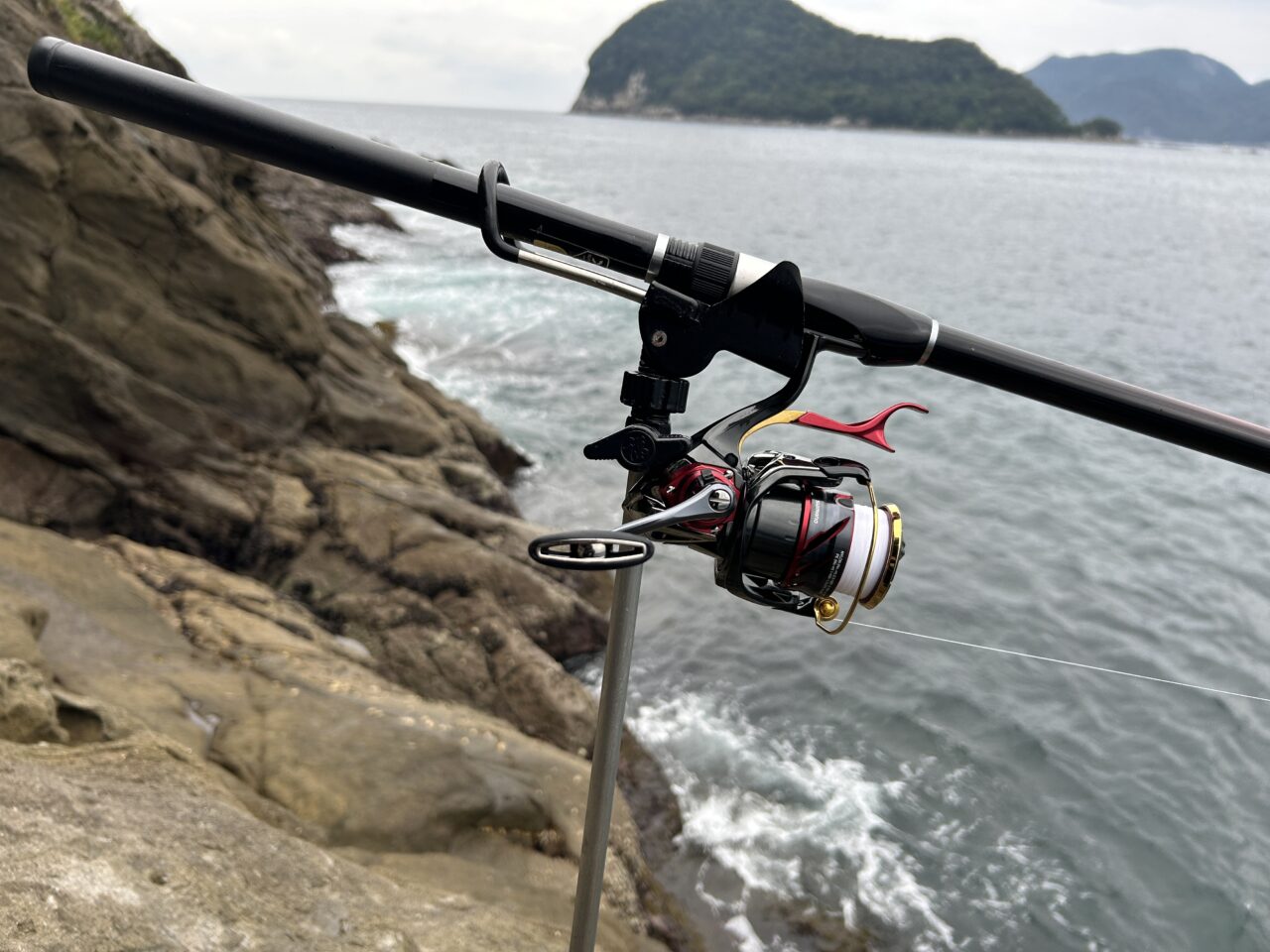 磯釣りの便利アイテム・ピトン】竿とリールを傷つけないための道具 